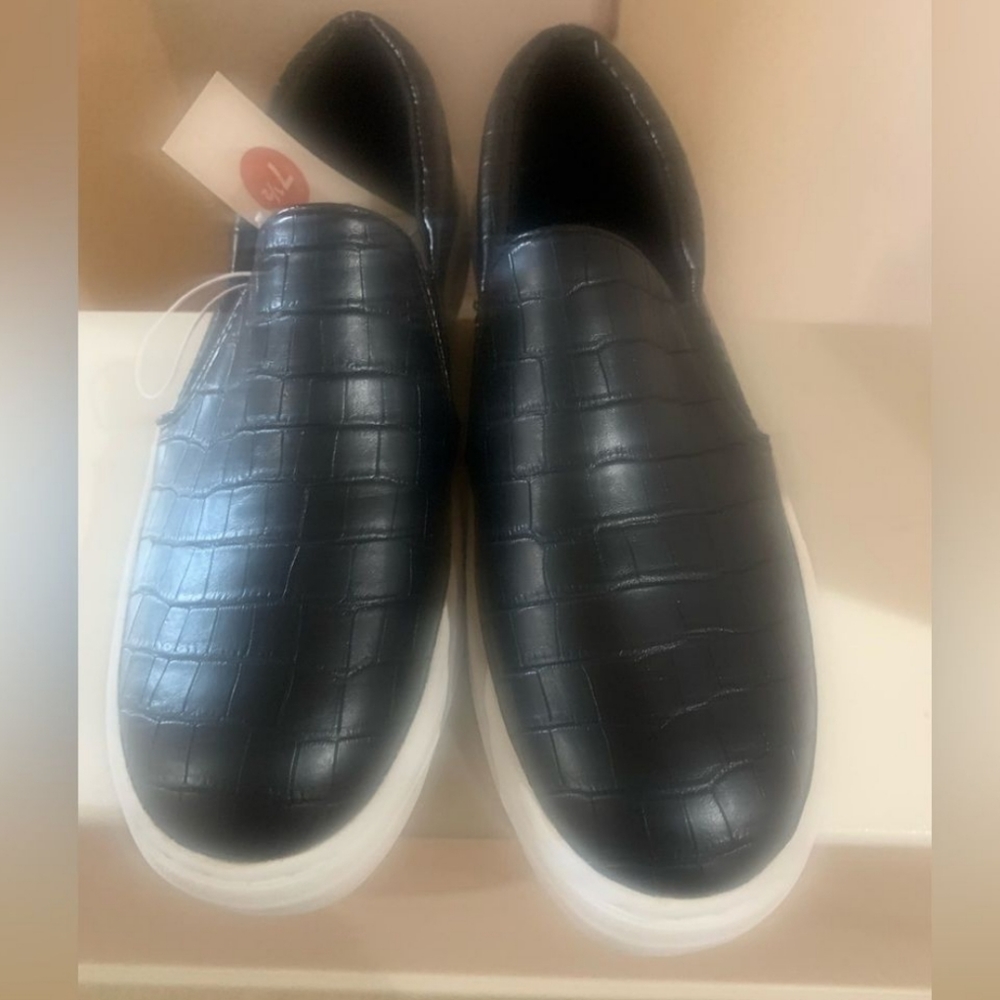 NWT-A New Womens Bibi Sneakers Size 7.5